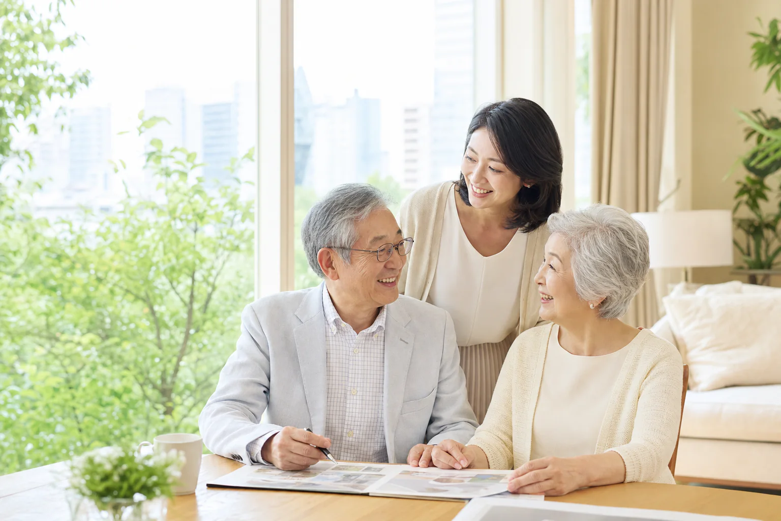 高齢の両親と住まいについて話す家族